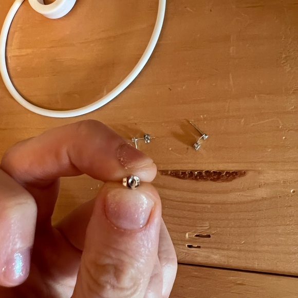 14k solid white gold stud earrings. Cubic zirconium - Picture 7 of 7